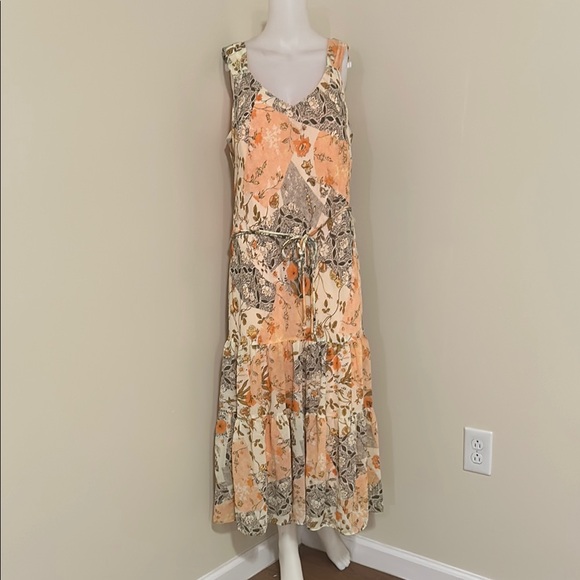 Elegant Floral Maxi Dress in Peach and Cream - Picture 2 of 7
